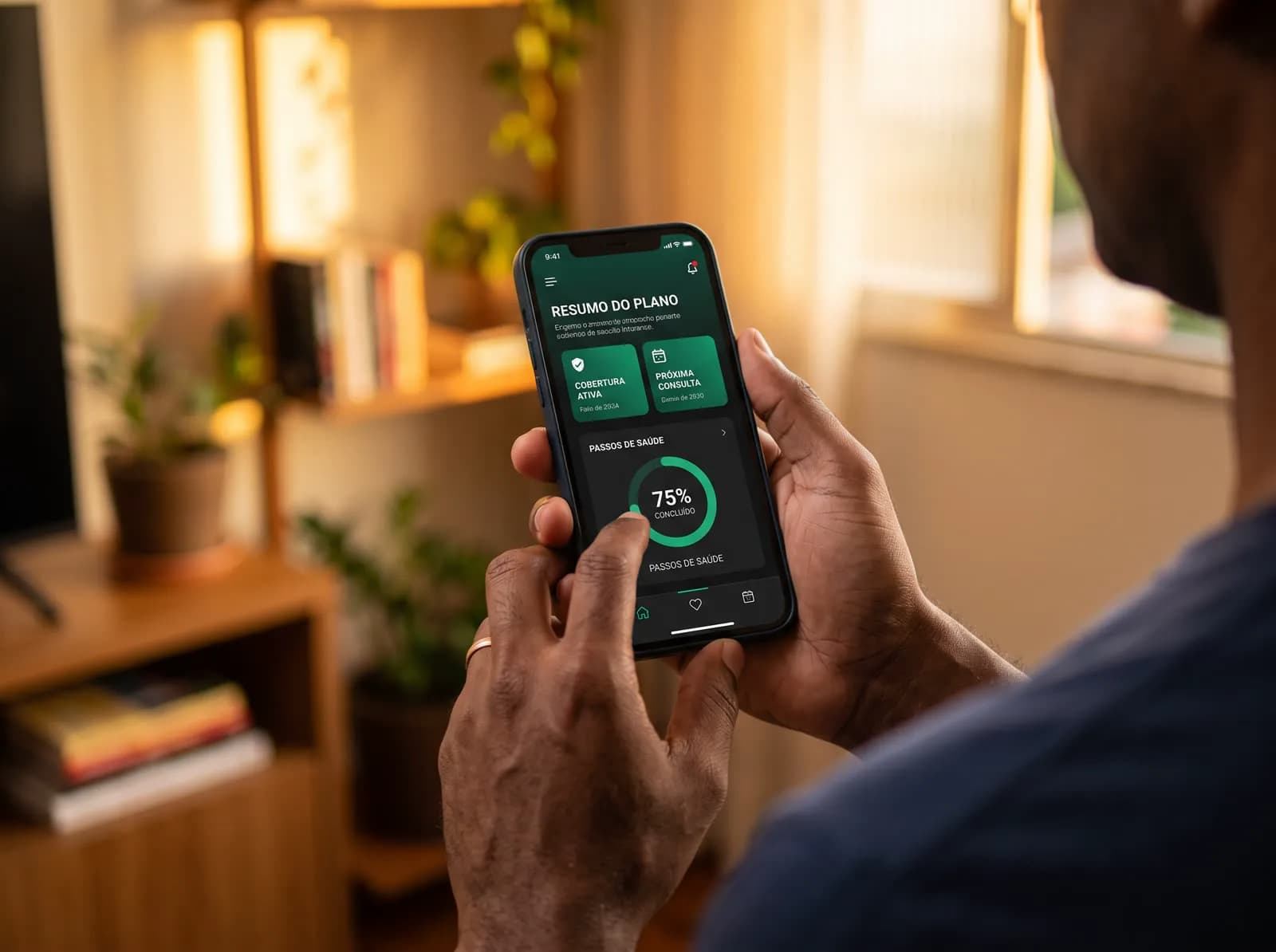 Mãos segurando o celular com o resumo do plano na tela: progresso do tratamento em anel esmeralda sobre interface escura.